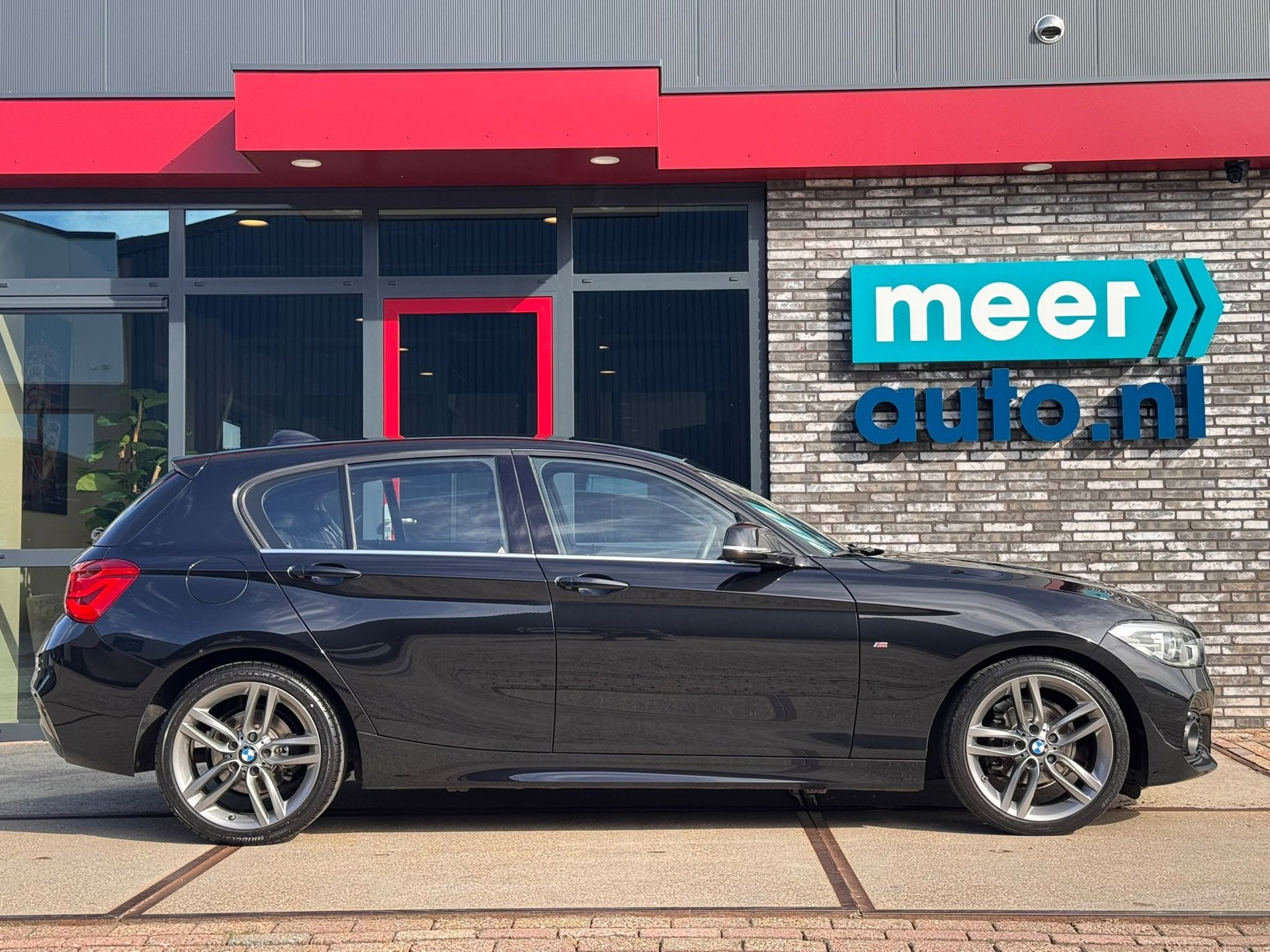 BMW 1-serie 118i High Executive M-SPORT AUT. NAVI.PROF l LED, Auto's, Dealer onderhouden, Gebruikt, Zwart, Bedrijf
