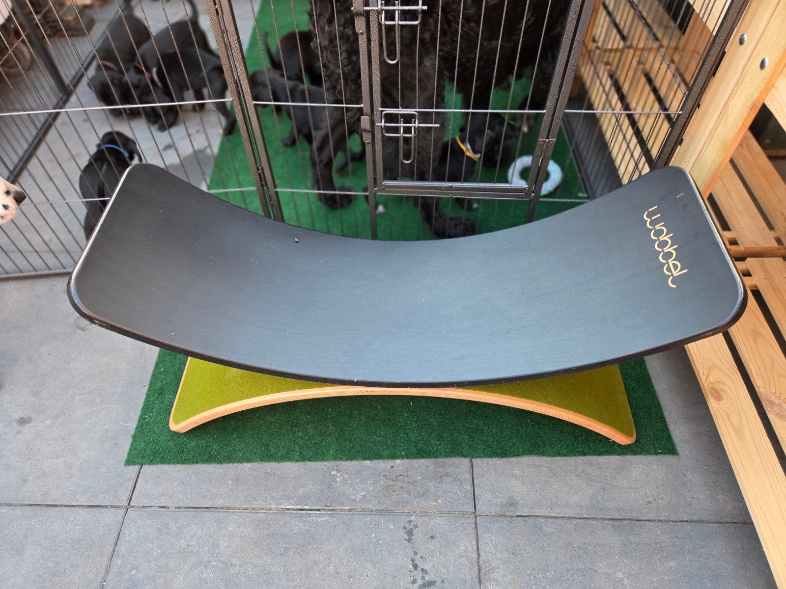 Wobbel Original zwart met zwart vilt – balance board, Kinderen en Baby's, Speelgoed | Houten speelgoed, Ophalen, Gebruikt, Rij- of Hobbelspeelgoed