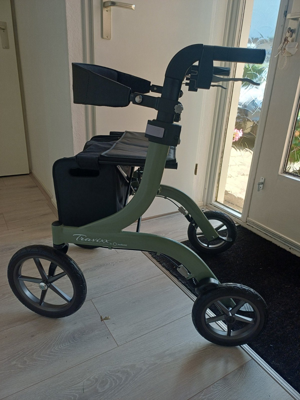 Gloednieuwe Travixx rollator nieuwste model, Diversen, Rollators, Ophalen, Opvouwbaar, Nieuw