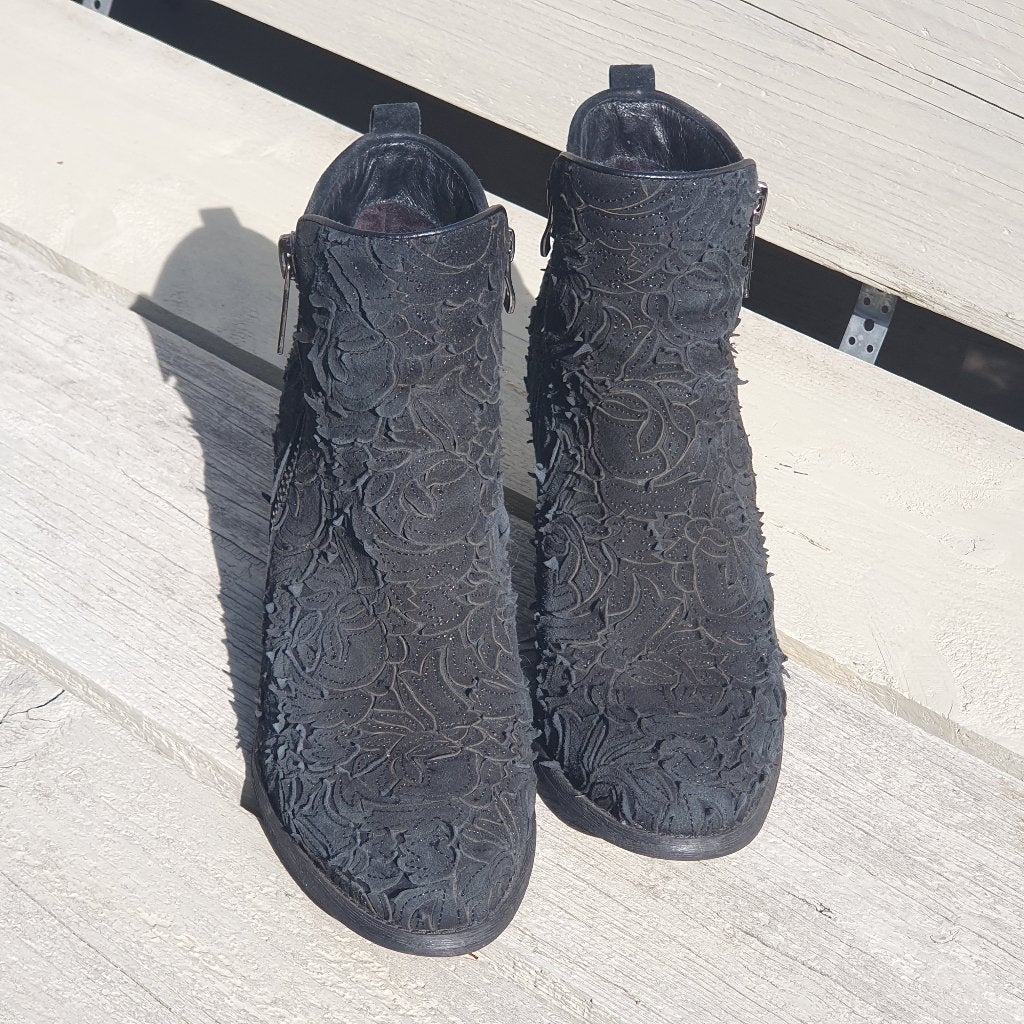Zwart suede Alma en Pena enkellaars "cowboy-look" maat 42, Alma en Pena, Zwart, Lage of Enkellaarzen, Ophalen of Verzenden