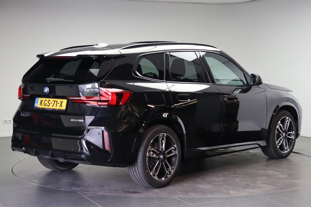 BMW iX1 eDrive20 M Sport / Panoramadak / Sportstoelen / M Ad, Auto's, Met garantie (alle), Zwart, Origineel Nederlands, 204 pk