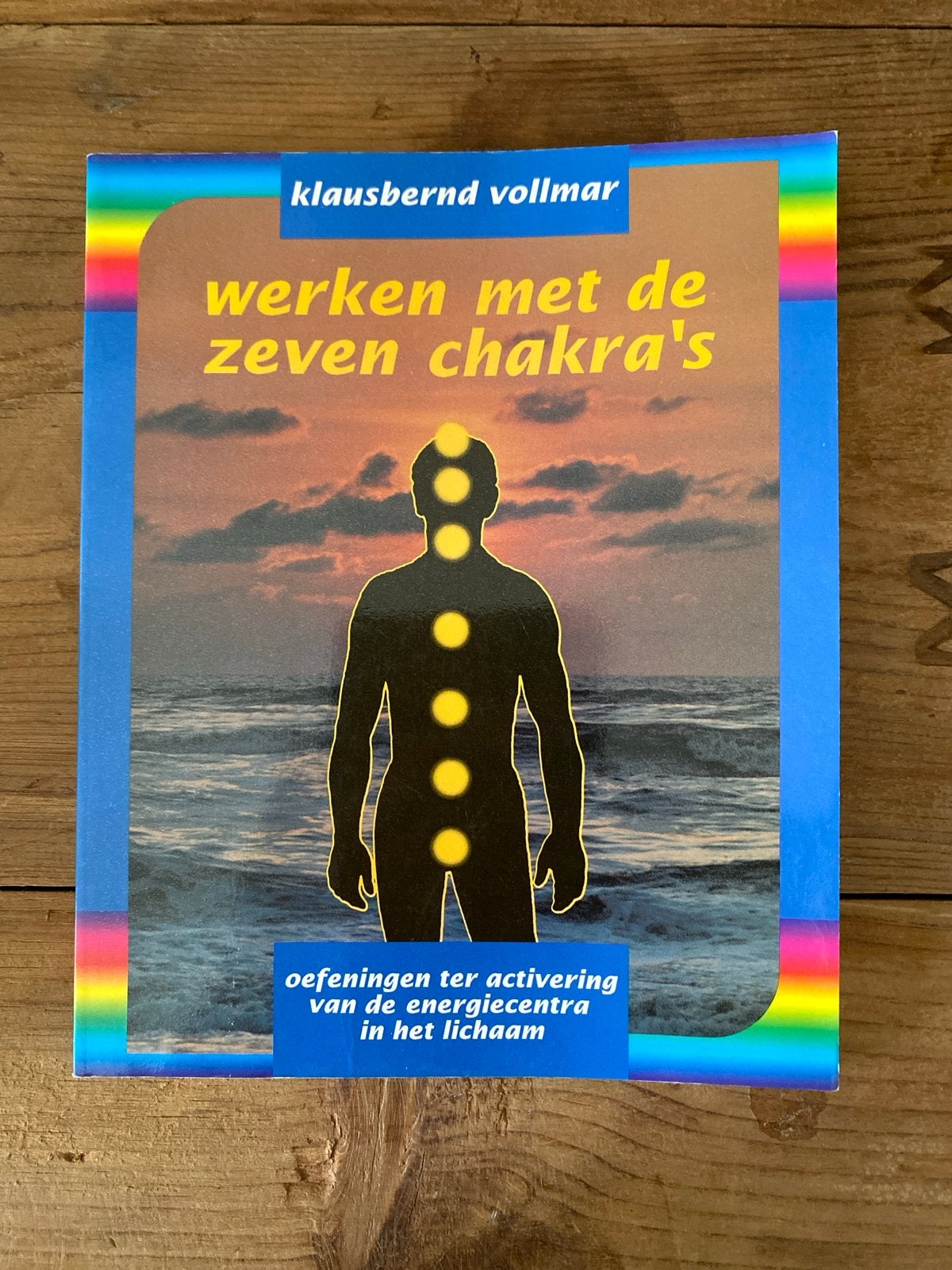 Boek: Werken met de zeven chakra's - Klausbernd Vollmar, Ophalen of Verzenden, Zo goed als nieuw, Spiritualiteit algemeen, Instructieboek