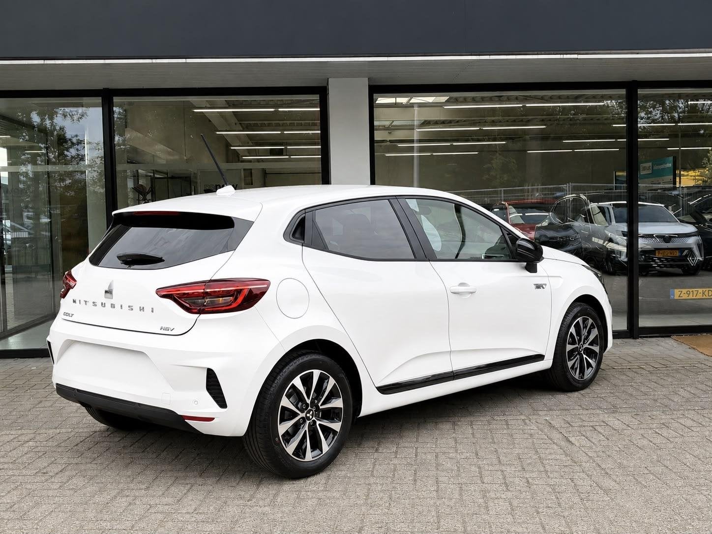 Mitsubishi Colt 1.6 HEV Intense NIEUW UIT VOORRAAD LEVERBAAR, Stof, Met garantie (alle), Nieuw, Hybride Elektrisch/Benzine