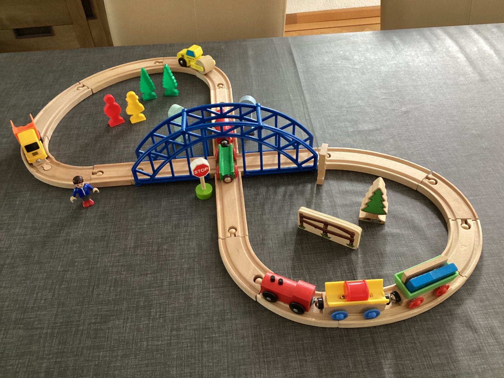 Houten treinbaan met brug, treintjes, auto’s en accessoires, Ophalen of Verzenden, Gebruikt
