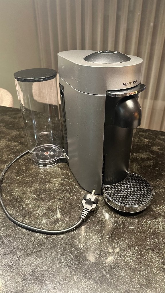Nespresso Vertuo koffiemachine zwart, z.g.a.n., Koffiemachine, Ophalen of Verzenden, Zo goed als nieuw, Koffiepads en cups
