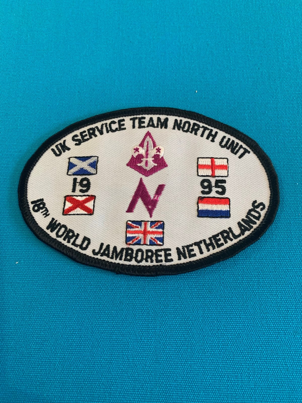 Scouting insigne Wereld Jamboree 1995 UK Service Team, Verzamelen, Ophalen of Verzenden, Nieuw, Embleem, Speld of Insigne