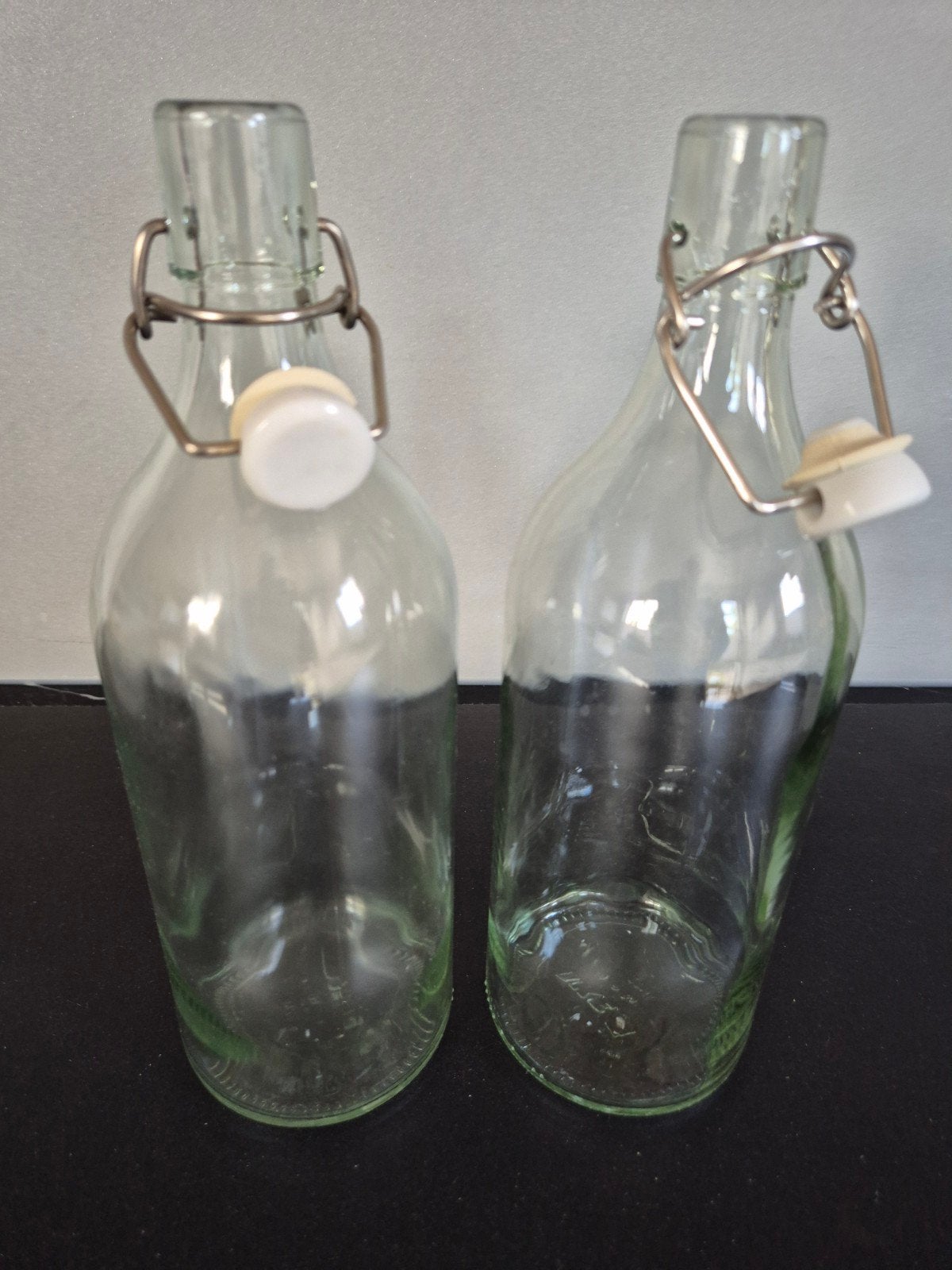2 decoratieve glazen flessen van Ikea - 27cm hoog, Ophalen