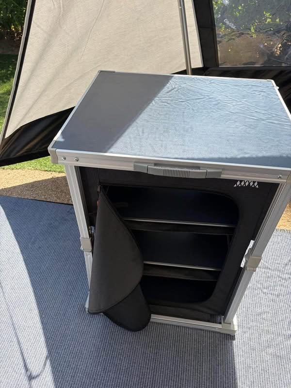 3-vaks campingkast Obelink Veneto Quick in prima staat, Caravans en Kamperen, Kampeermeubelen, Ophalen, Zo goed als nieuw, Campingkast