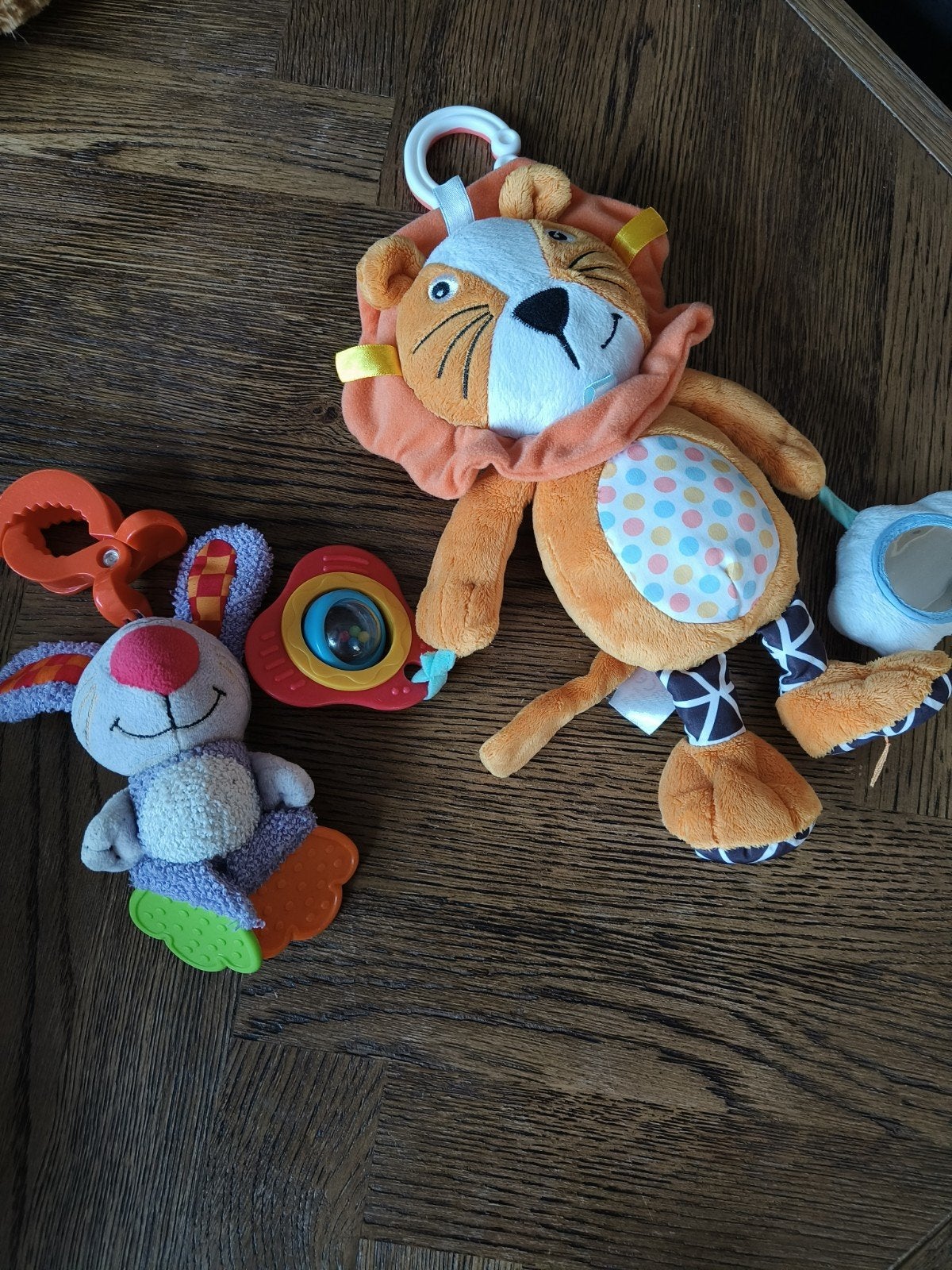 Leuke baby mobiel/rammelaar set: leeuw en konijn, Ophalen of Verzenden, Zo goed als nieuw, Mobiel, Met geluid