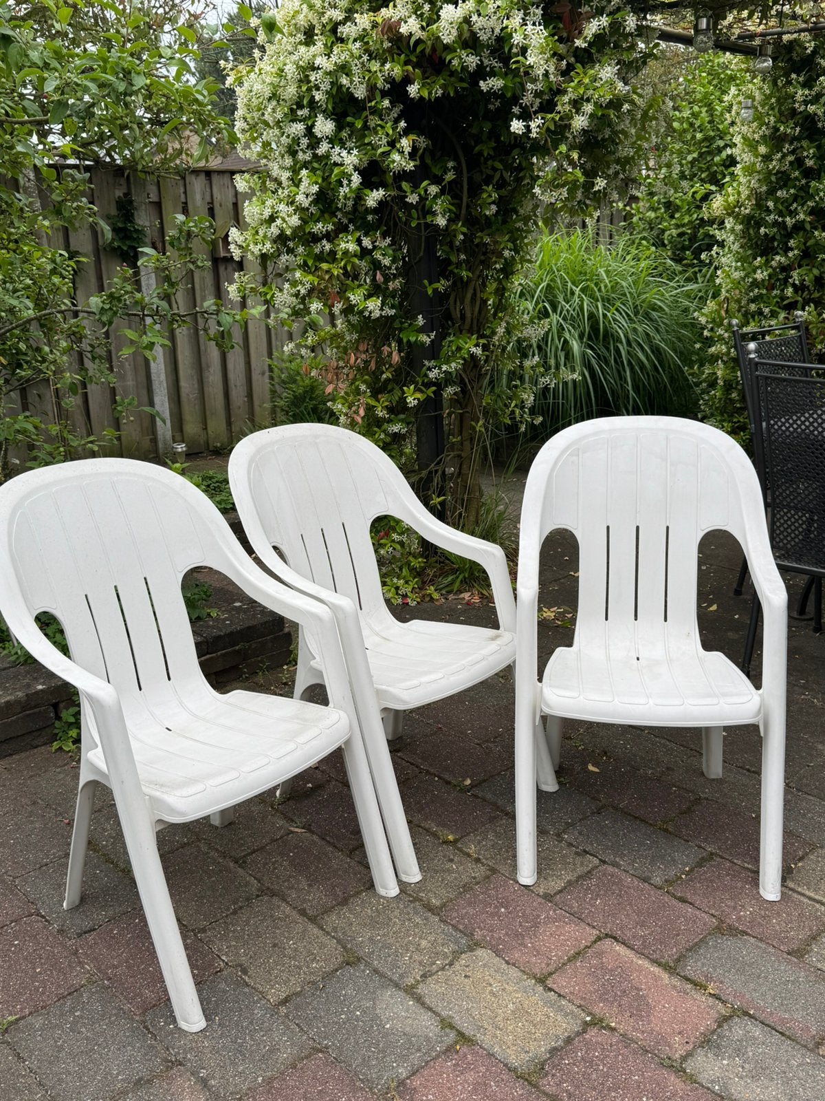 3 witte tuinstoelen van Flair, Ophalen, Gebruikt, Kunststof, Stapelbaar