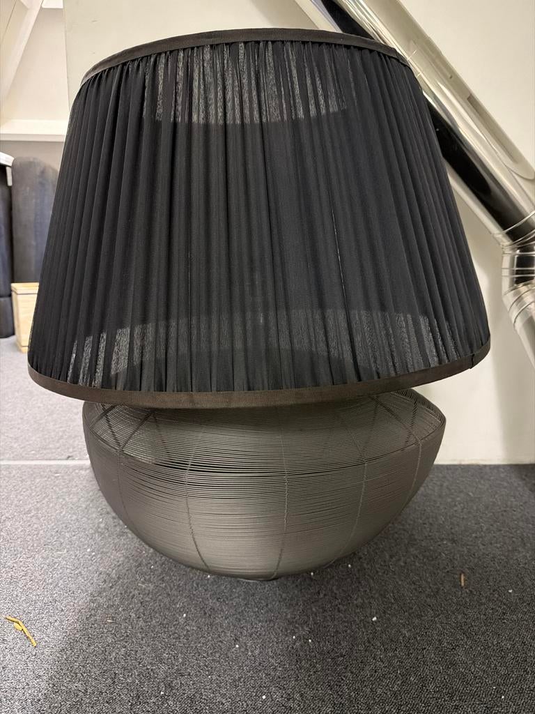 Moderne vloerlamp met zwarte kap en metalen voet, Ophalen, Rond, Grijs, Zo goed als nieuw