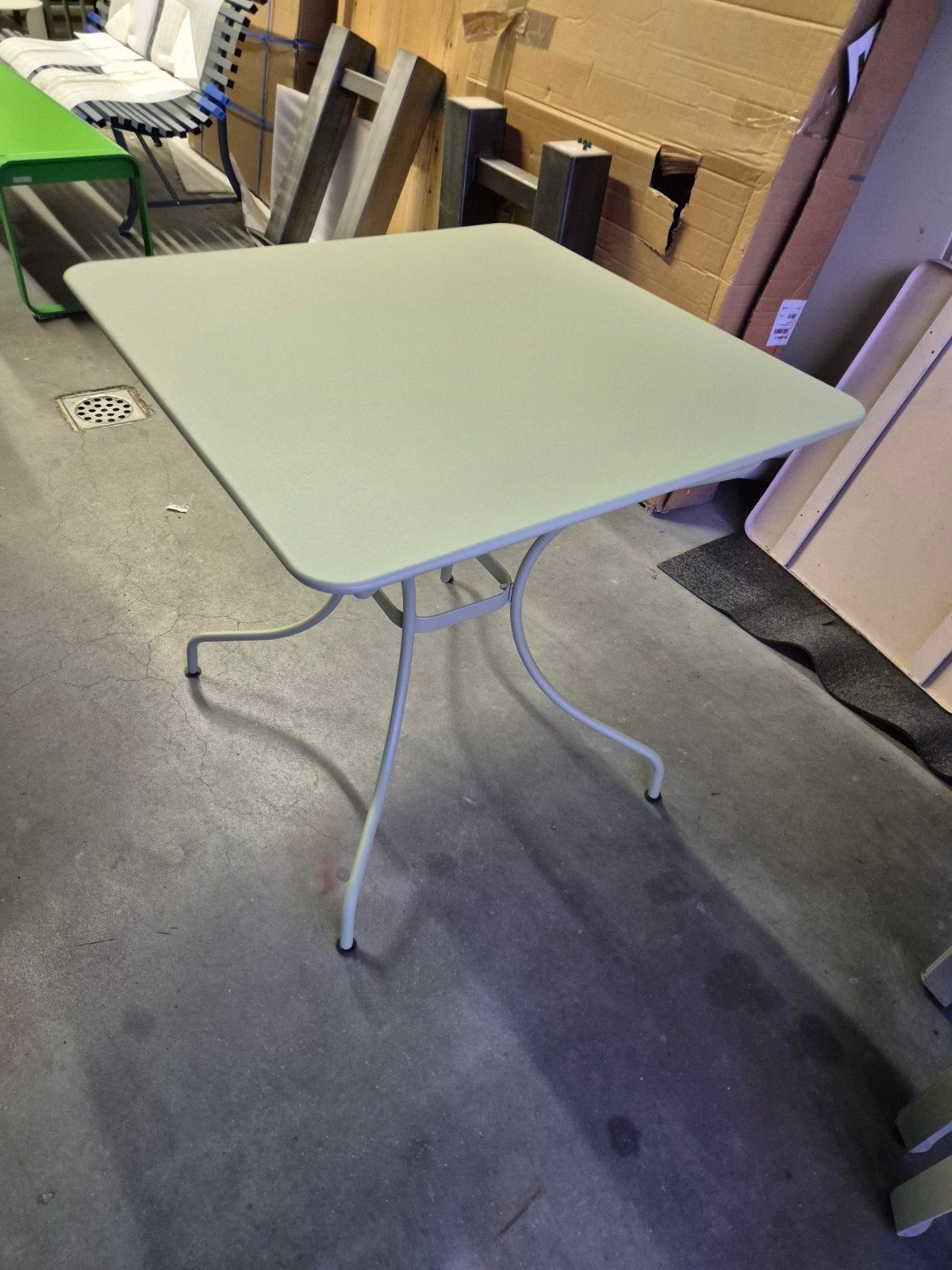 2x Fermob opera tafel willow green en beige 475 euro per st, Ophalen, Nieuw