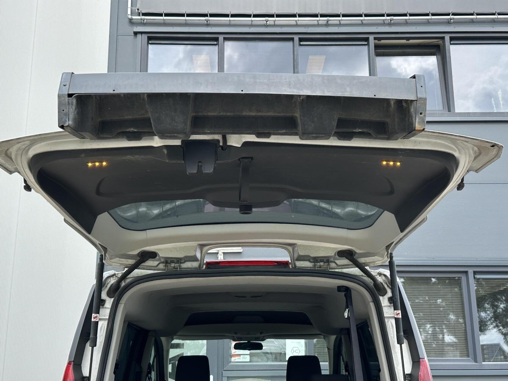 Ford Tourneo Connect L1 Rolstoelauto 3+1 DIESEL, Elektrische ramen, Stof, Gebruikt, Zwart