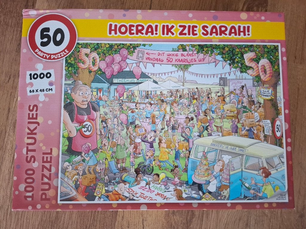 Party Puzzel - HOERA! IK ZIE SARAH! - 1000 Stukjes, Ophalen of Verzenden, 500 t/m 1500 stukjes, Zo goed als nieuw, Legpuzzel