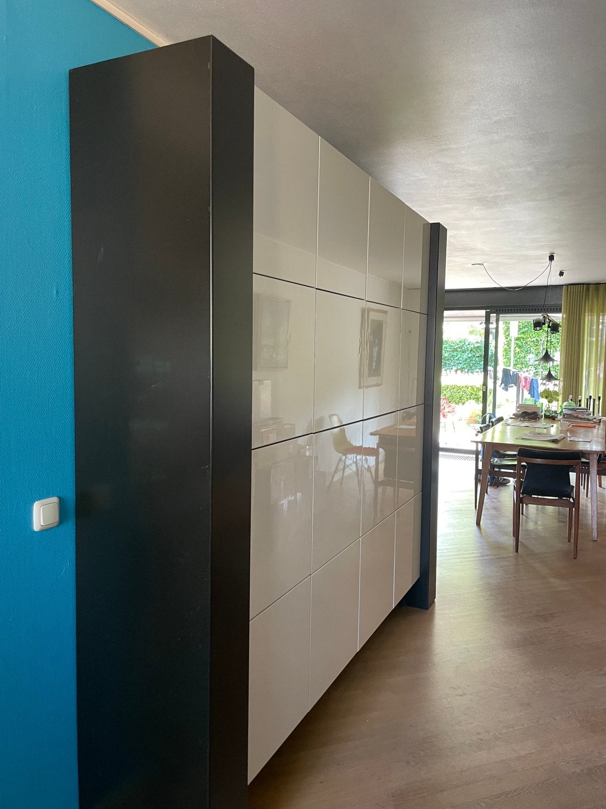 Zwart-witte unieke design kast. 2.40 x 2.20 x 0.45 mtr, Huis en Inrichting, Kasten | Overige, Ophalen, Zo goed als nieuw