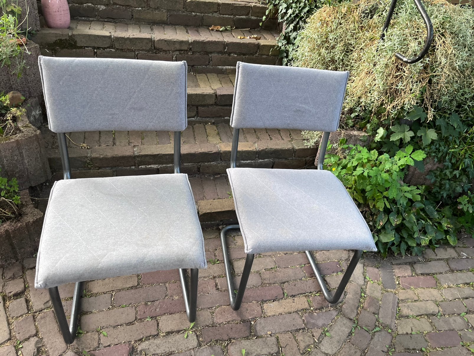 2 eettafelstoelen grijs gratis, Ophalen, Zo goed als nieuw, Grijs, Vier