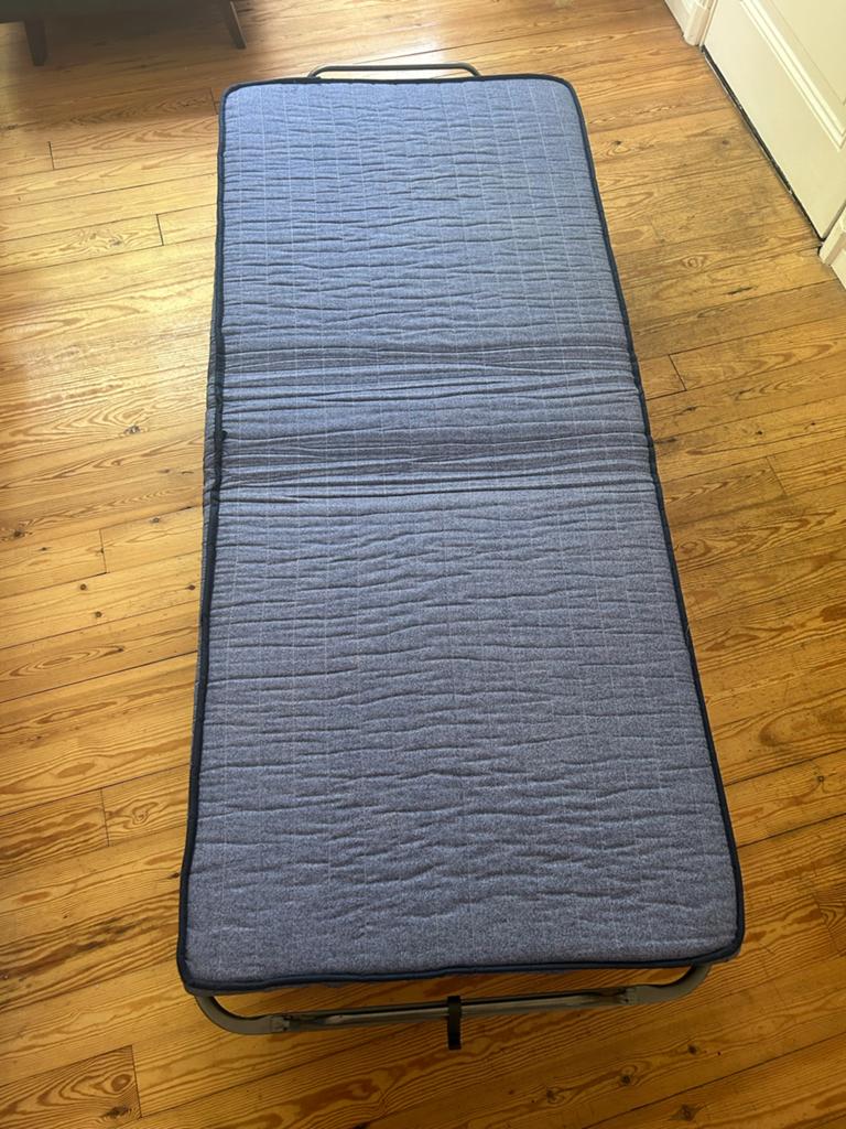 Opvouwbaar logeerbed met matras en hoes, Ophalen, Gebruikt, Eenpersoons, Blauw
