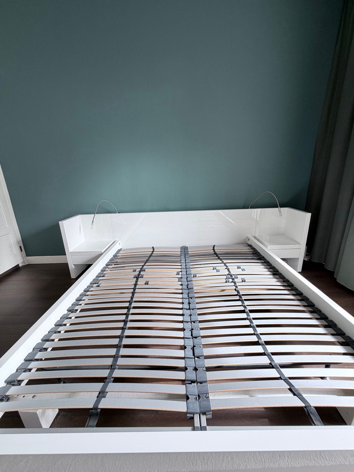 Tweepersoonsbed wit met lattenbodems en nachtkastjes, Ophalen, Overige materialen, Strak, Gebruikt