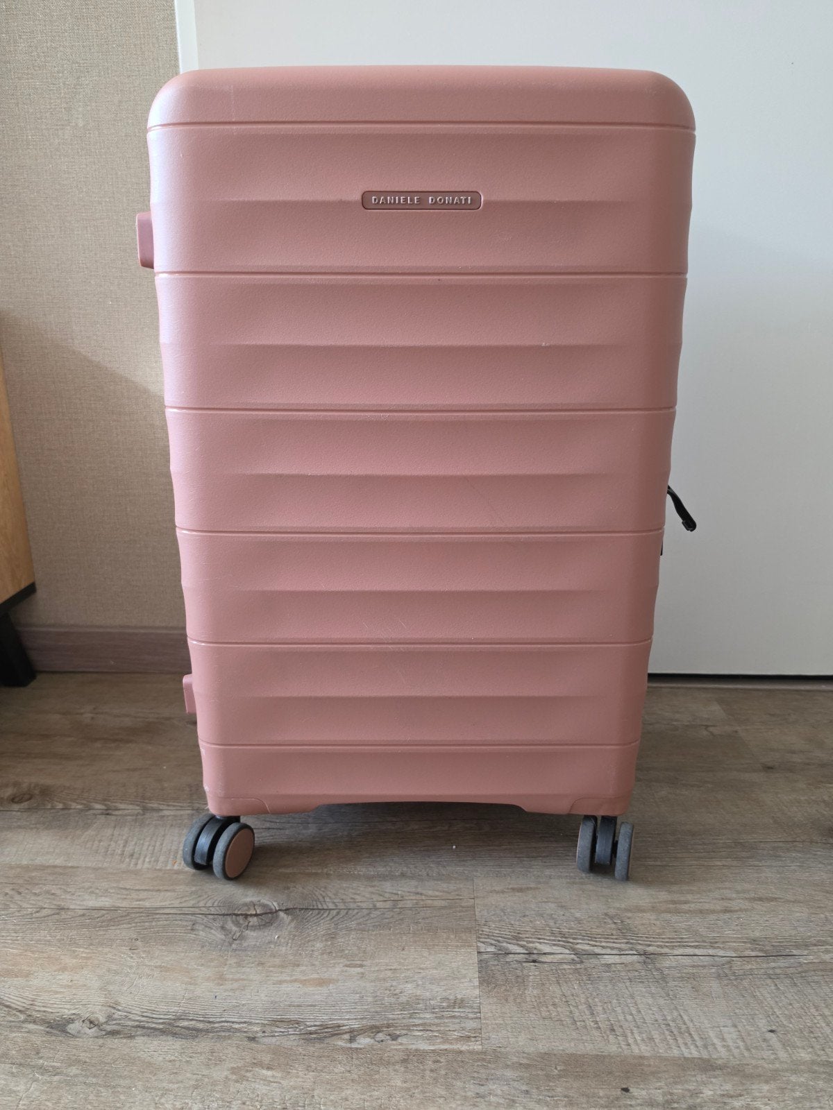 Roze DANIELI DONATI koffer met wieltjes en slot, Sieraden, Tassen en Uiterlijk, Koffers, Gebruikt, Hard kunststof, 35 tot 45 cm