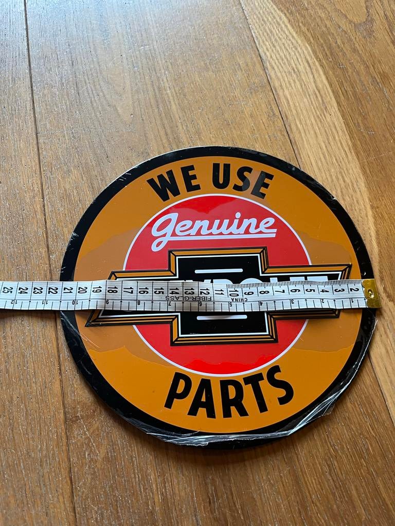 Metalen bord "WE USE GENUINE CHEVROLET PARTS" - 21 cm, Verzamelen, Speldjes, Pins en Buttons, Ophalen of Verzenden, Zo goed als nieuw