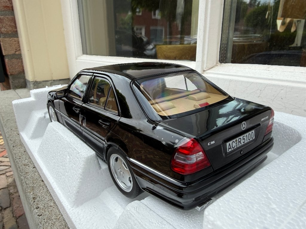 1:18 Mercedes Benz C36 AMG W204 zwart 1993 Norev 183381, Hobby en Vrije tijd, Auto, Norev, 70-72 Av. de Bohlen, Vaulx-en-Velin, 69120, France