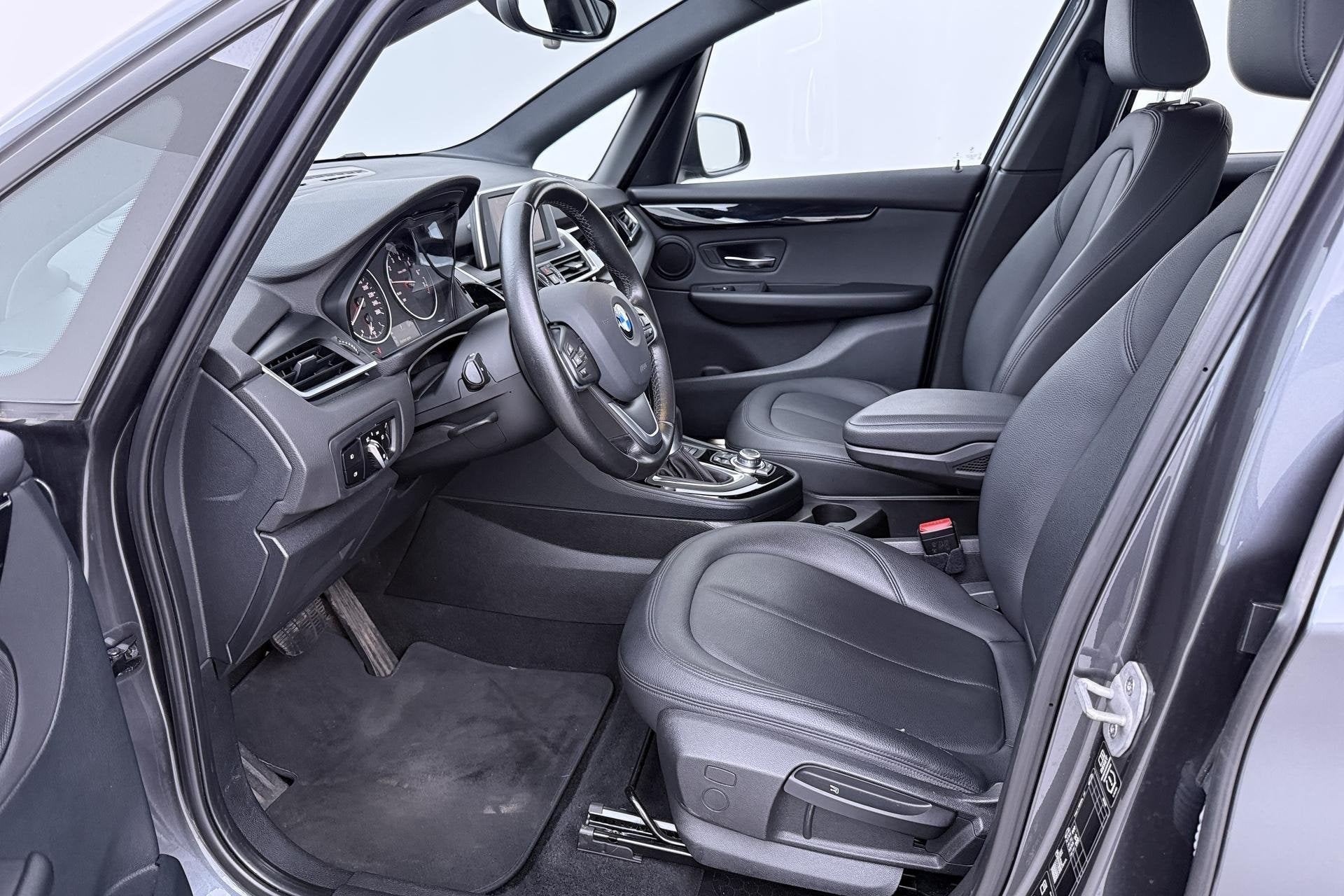BMW 2-serie Active Tourer 225i xDrive High Executive | Leder, Auto's, Automaat, 1998 cc, Automatische klimaatregeling, Gebruikt