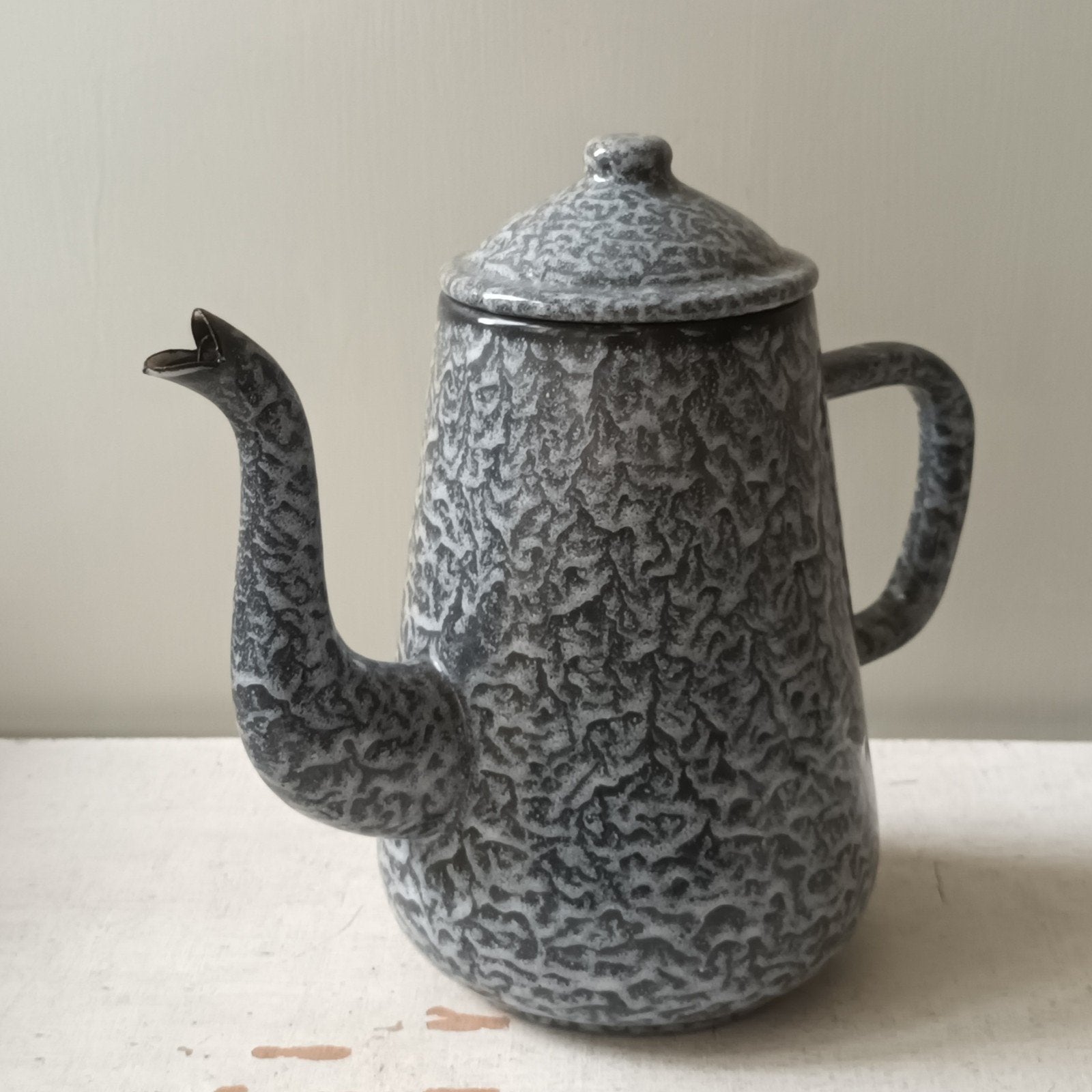 Oude grijsgewolkte emaille koffiepot, Ophalen of Verzenden