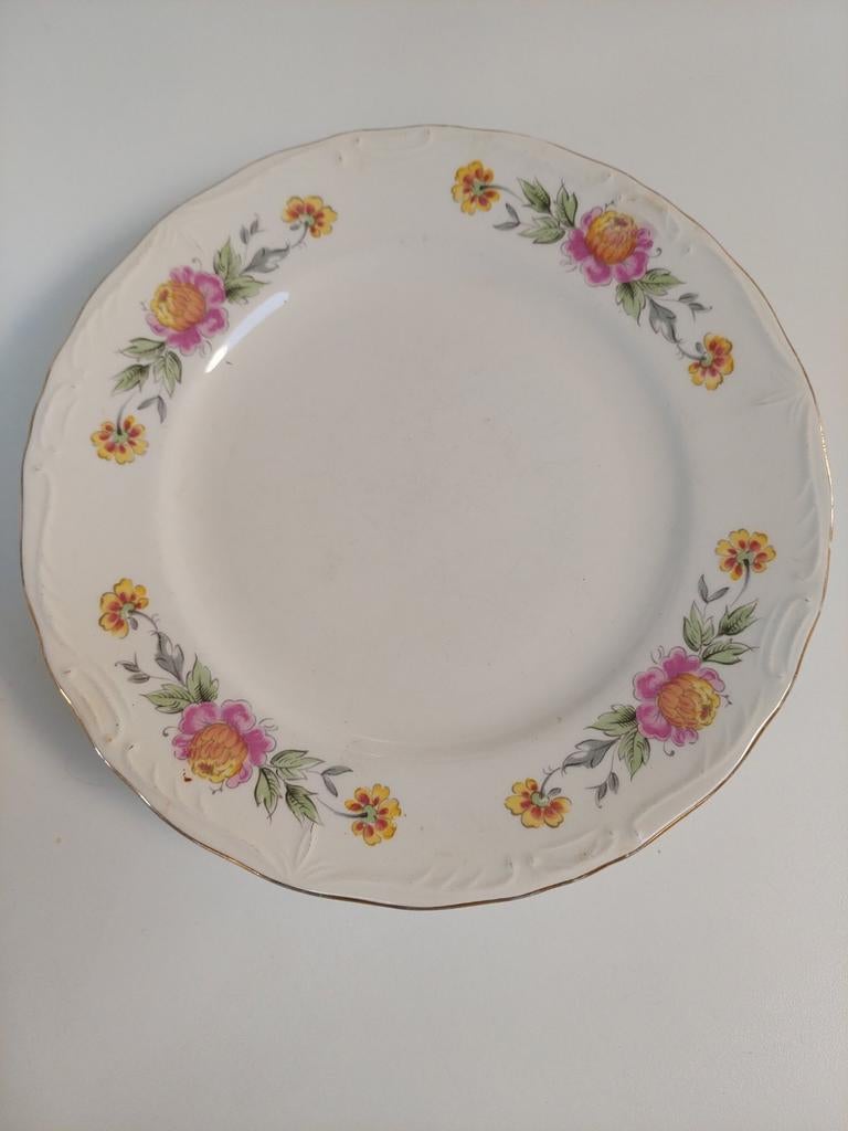 Vintage speciale borden uit Italië met gouden rand, Huis en Inrichting, Keuken | Servies, Ophalen of Verzenden