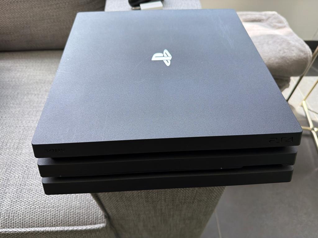 2x PlayStation 4 Pro 1TB bundel + 18 spellen + 4 controllers, Ophalen, Zo goed als nieuw, Zwart, Met games