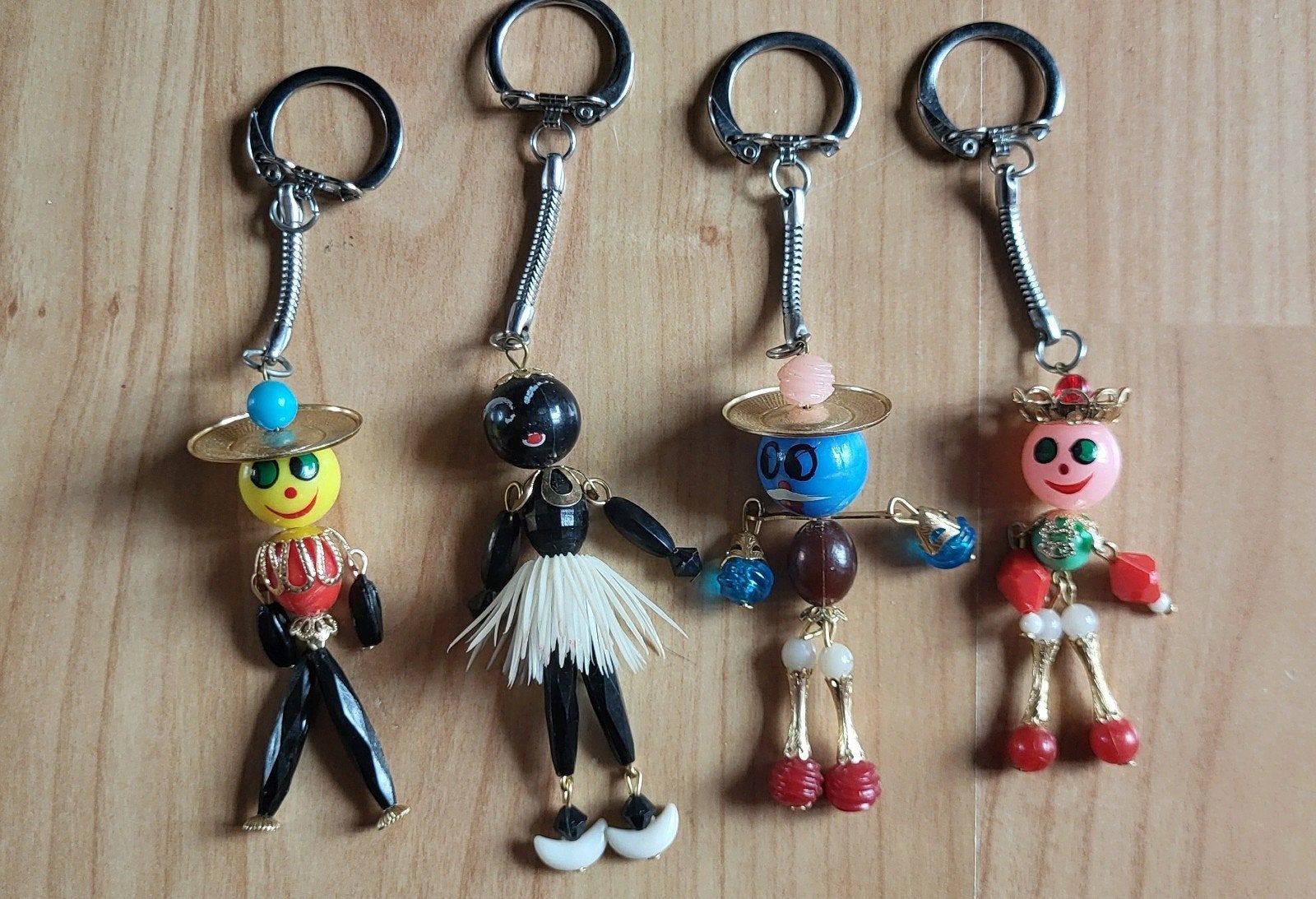 Beweegbare figuren van hout en plastic kralen, Verzenden