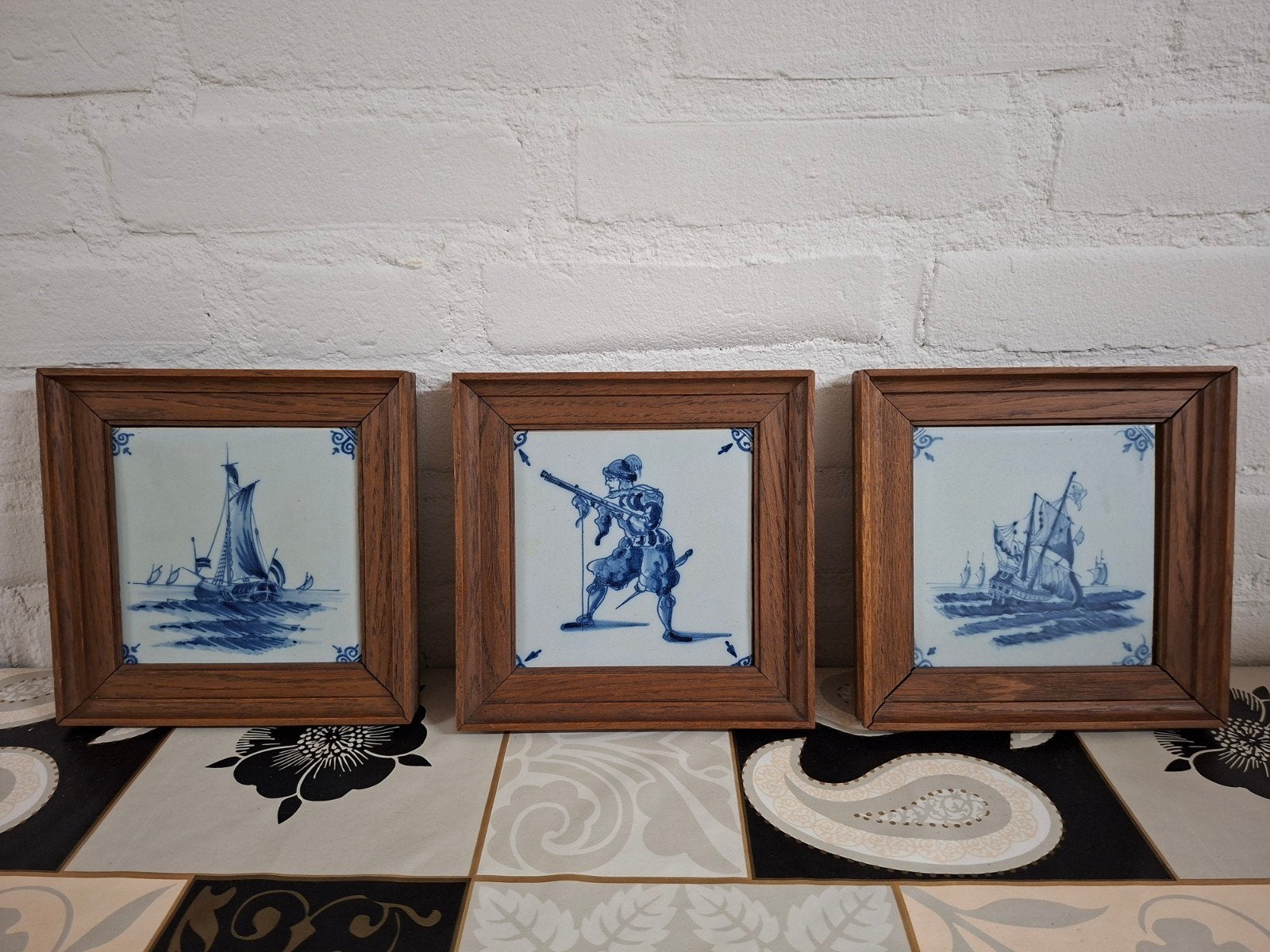 3 delfs blauwe antieke tegels in eikenhouten lijst, Antiek en Kunst, Ophalen of Verzenden