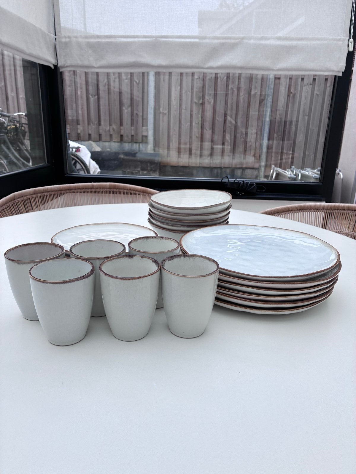 23-delig servies: mokken, borden en kommen, Huis en Inrichting, Ophalen, Zo goed als nieuw, Compleet servies