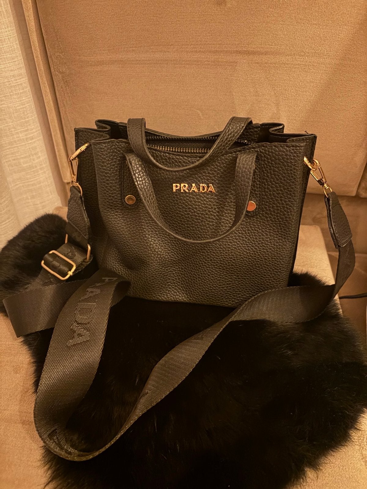 Nieuwe zwarte Prada tas - stijlvol en praktisch, Sieraden, Tassen en Uiterlijk, Tassen | Damestassen, Ophalen of Verzenden, Nieuw