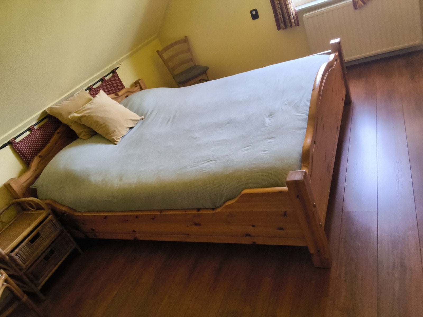 BED 2 PERSOONS GRENEN OMBOUW 180X210 INCL 2 MATRASSEN, Ophalen, Gebruikt, Tweepersoons, Degelijk