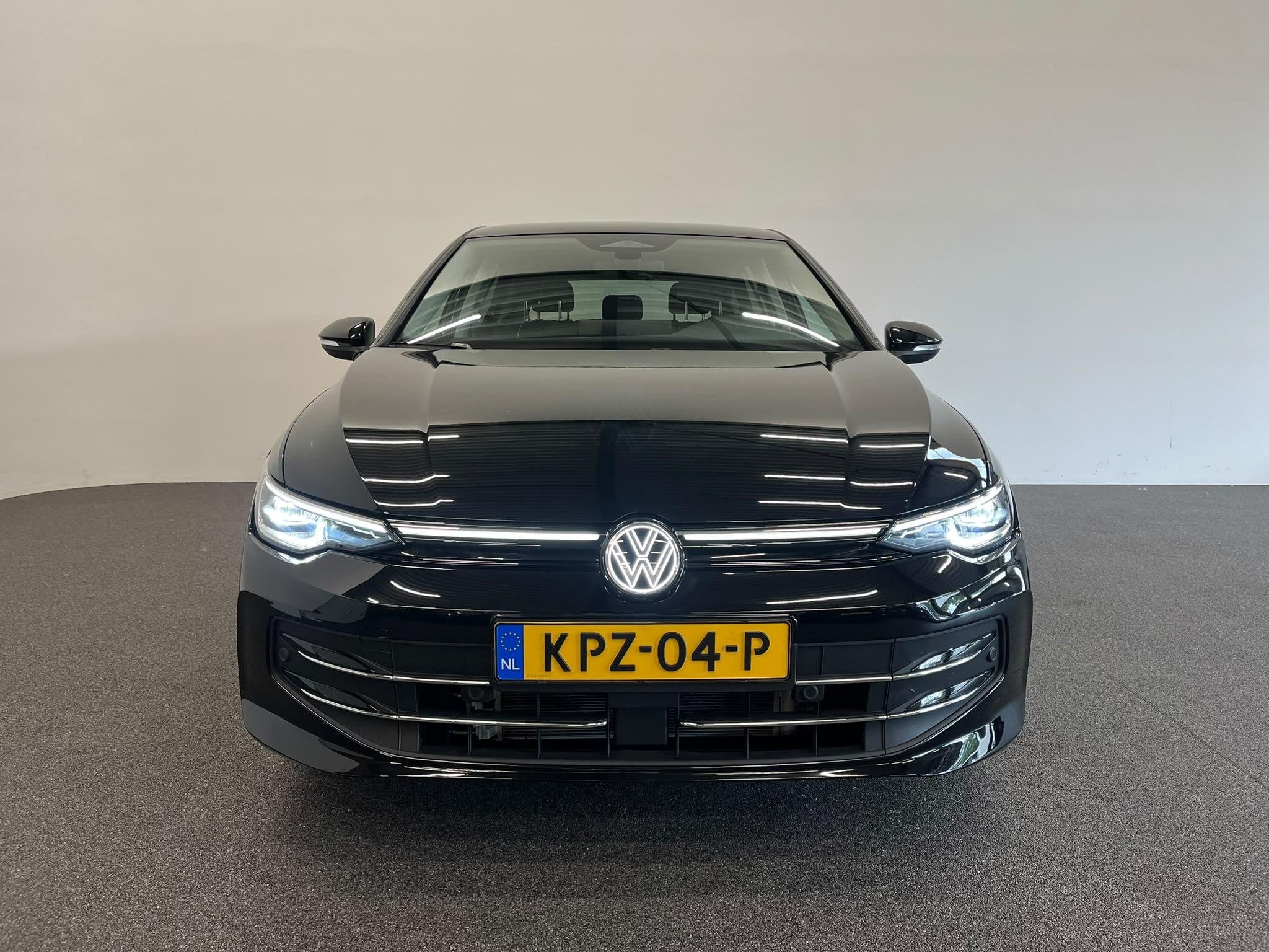Volkswagen Golf 1.5 eTSI Life Edition DSG-7 Aut. rekhaak Nav, Stof, 4 cilinders, Zwart, Bedrijf