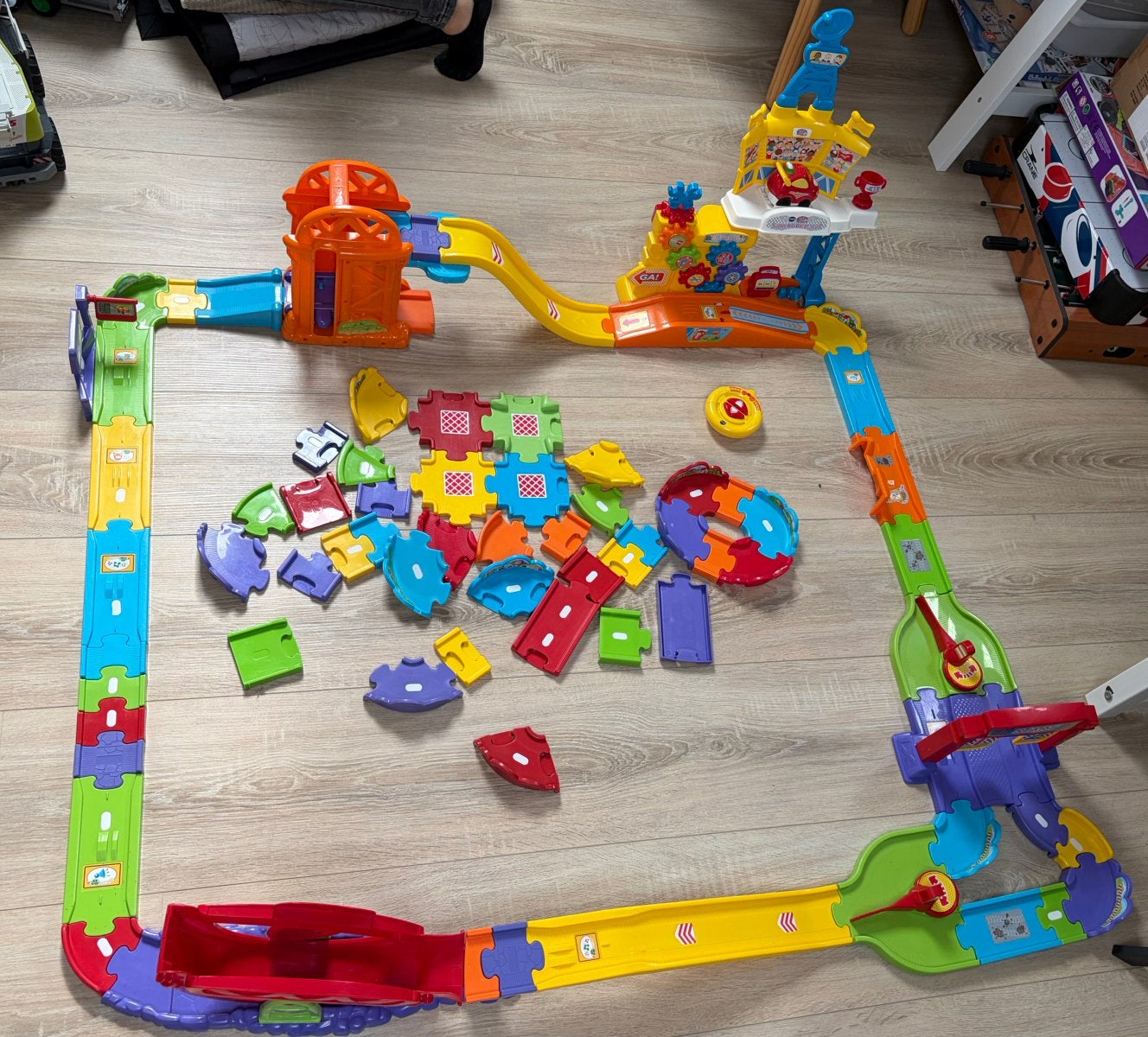 Toet toet auto racecircuit + extra set wegdelen, Ophalen, Zo goed als nieuw, 2 tot 4 jaar