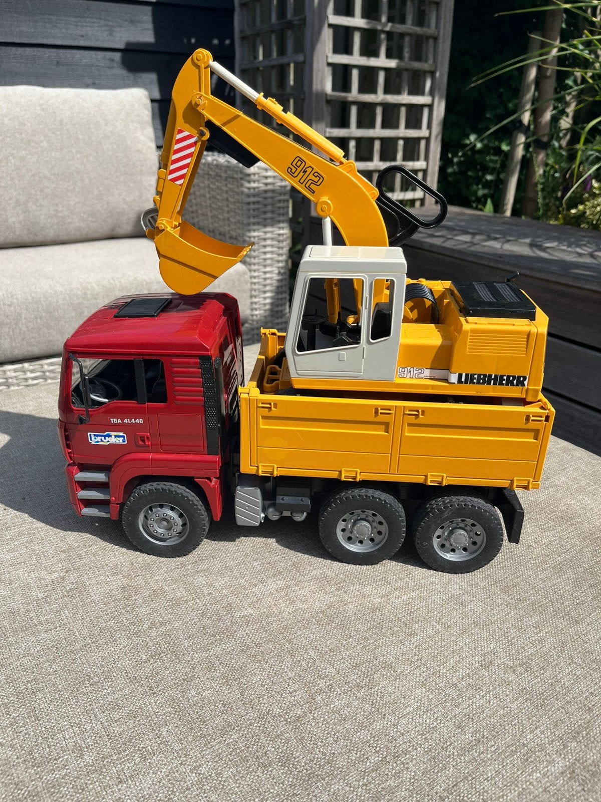 Bruder 02751 vrachtwagen MAN TGA kiepauto met graafmachine:, Ophalen, Zo goed als nieuw