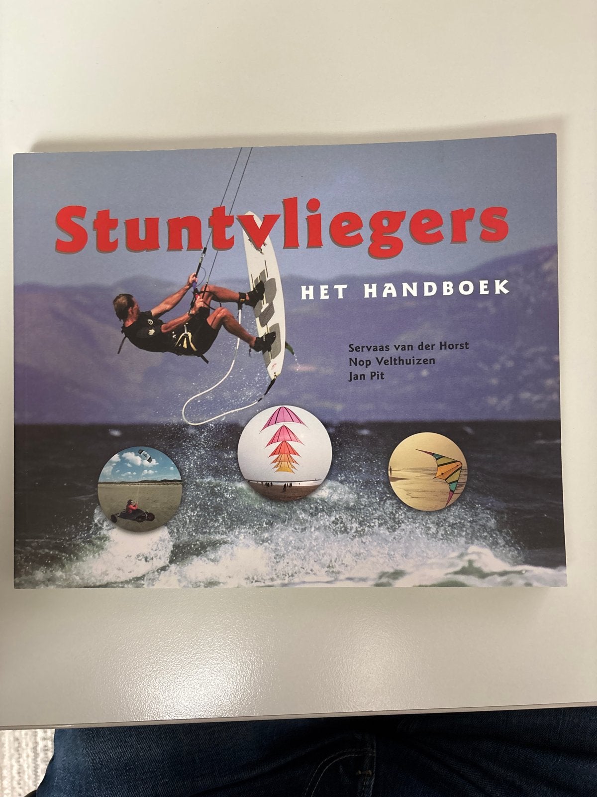 Stuntvliegers: Het Handboek - Kitesurfen en meer, Boeken, Ophalen of Verzenden, Zo goed als nieuw, Nederland