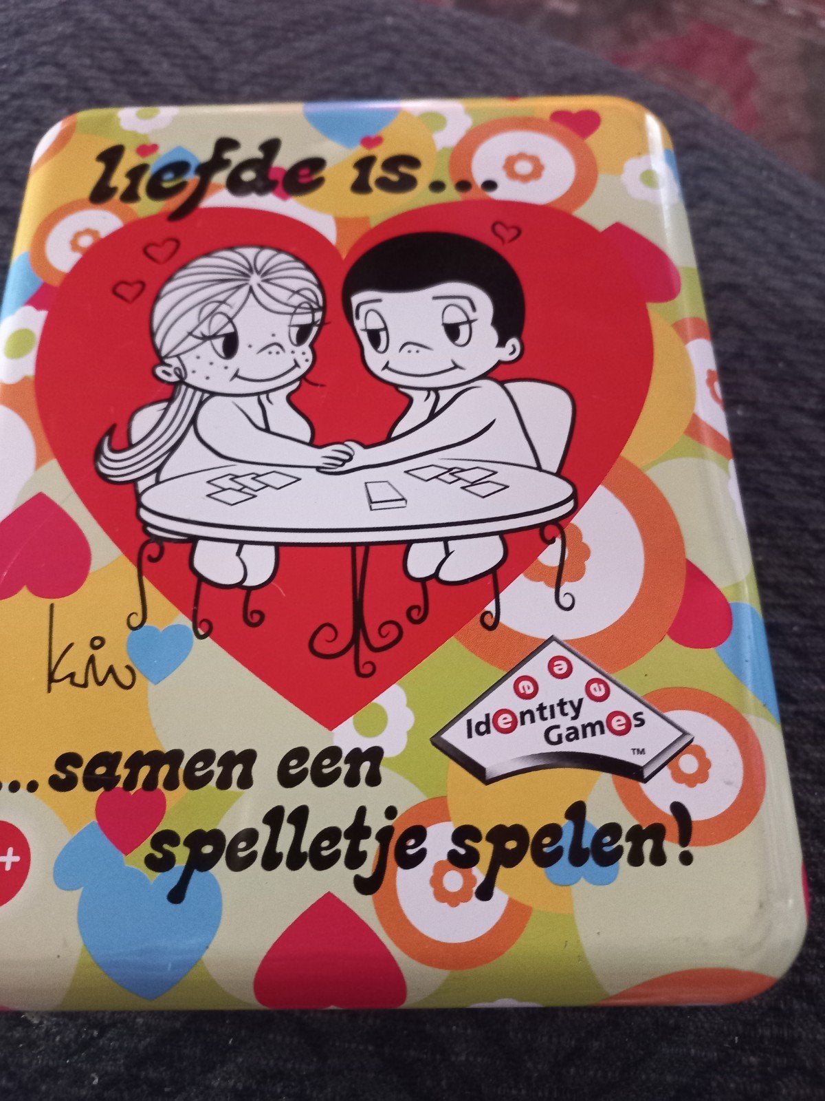 Liefde is... spelletje nieuw in blikken doos, Hobby en Vrije tijd, Gezelschapsspellen | Kaartspellen, Drie of vier spelers, Ophalen of Verzenden