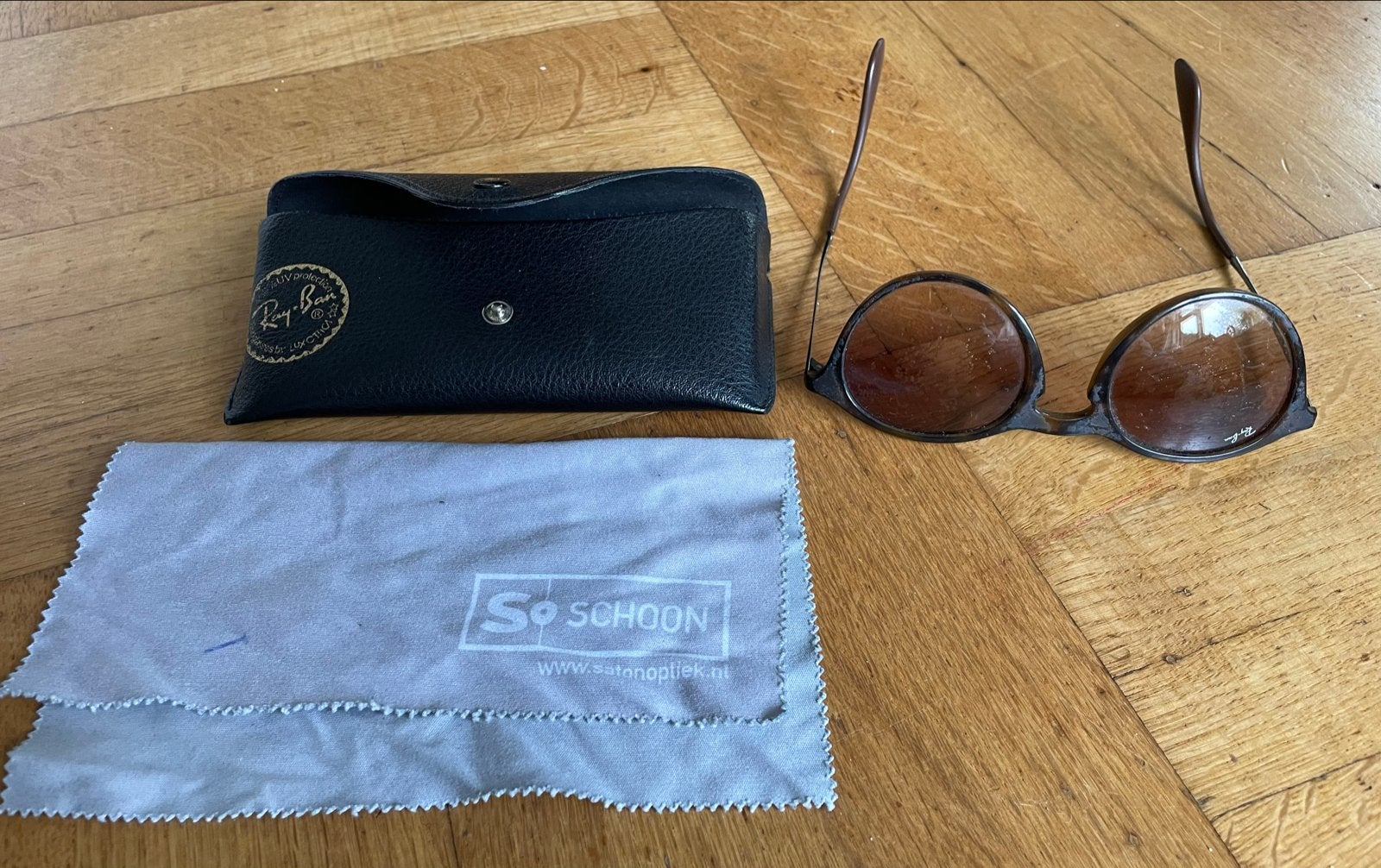 Vintage Ray-Ban zonnebril met etui en schoonmaakdoekje, Gebruikt, Zonnebril, Bruin, Ophalen of Verzenden