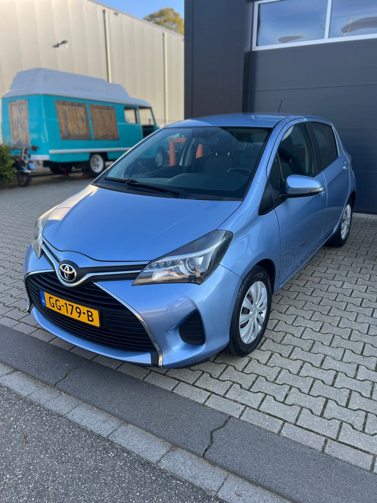 Toyota Yaris 1.3 16V Vvt-i 5DR 2015 Blauw, Auto's, Stof, 40 €/maand, Zwart, 4 cilinders