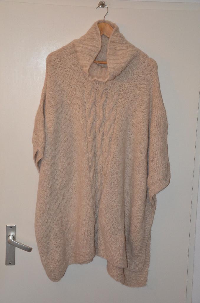 prachtige nieuwe handgebreide oversized alpaca poncho, Beige, Maat 46/48 (XL) of groter, Nieuw, Ophalen of Verzenden