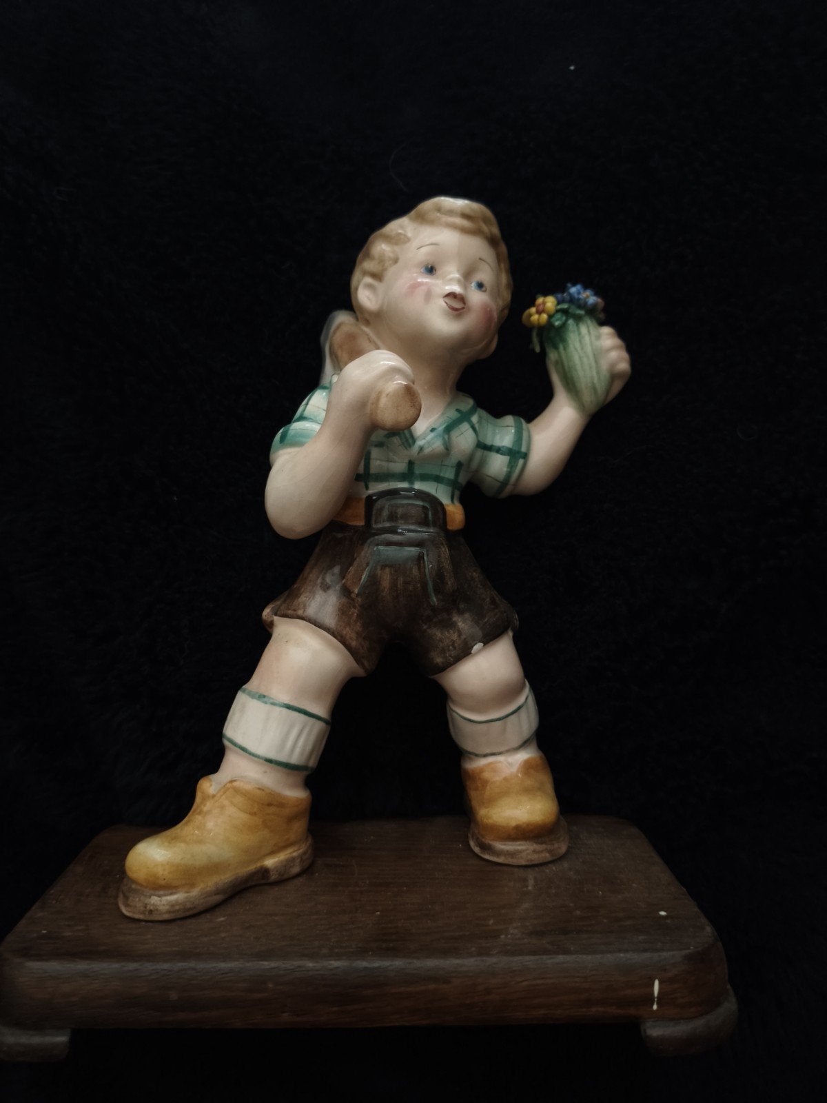 Vintage Hummel beeldje jongen met bloemen en bijl, Ophalen, Gebruikt, Hummel