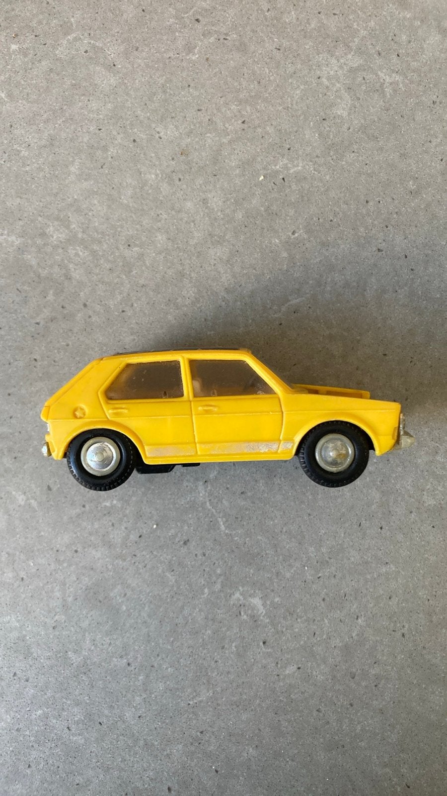Vintage Gele Volkswagen Golf Speelgoedauto 1:43 FE Hong Kong, Ophalen of Verzenden, Gebruikt