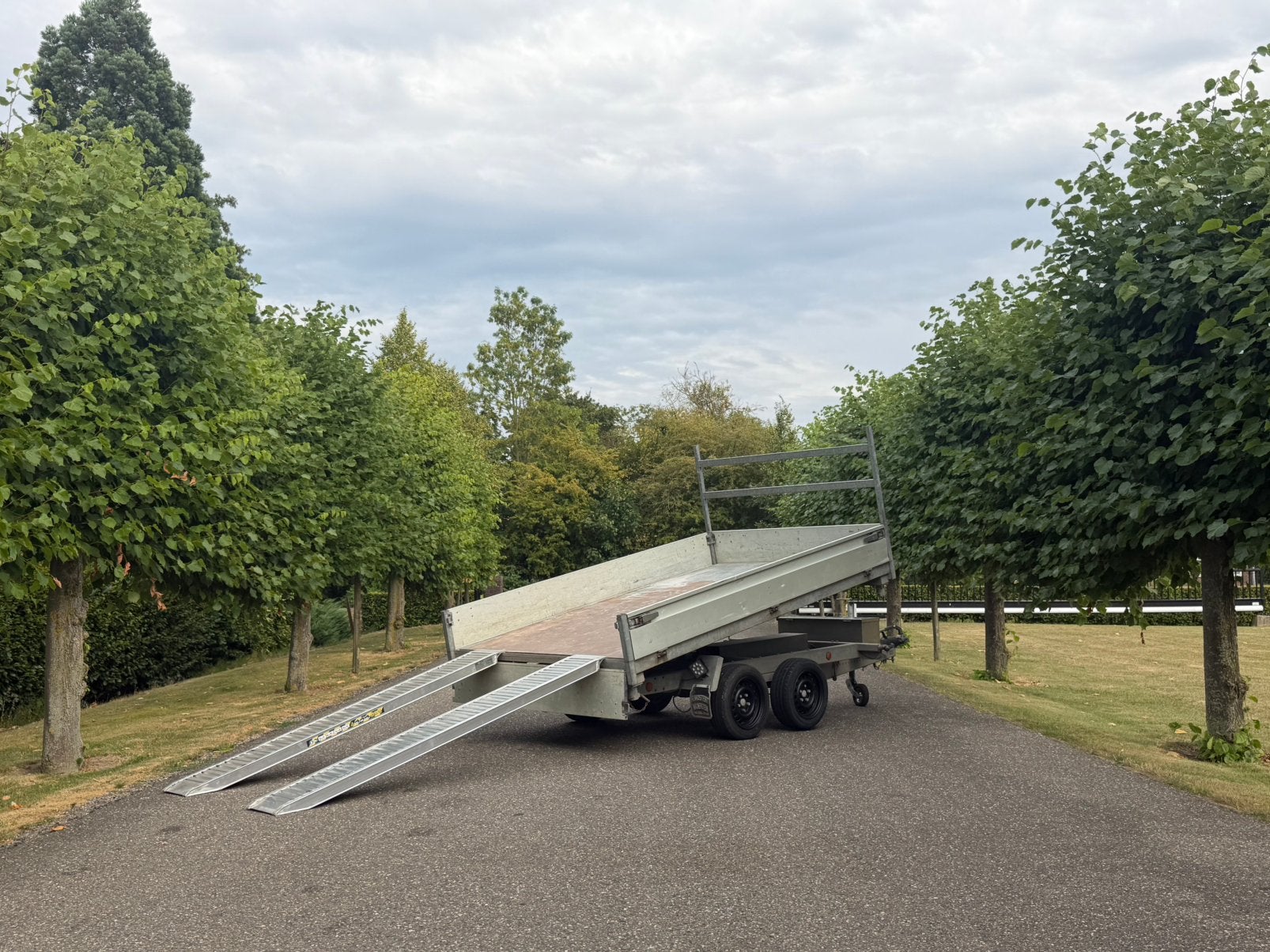 HENRA 3 zijdige kipper 3500KG! Met rijplaten, Ophalen