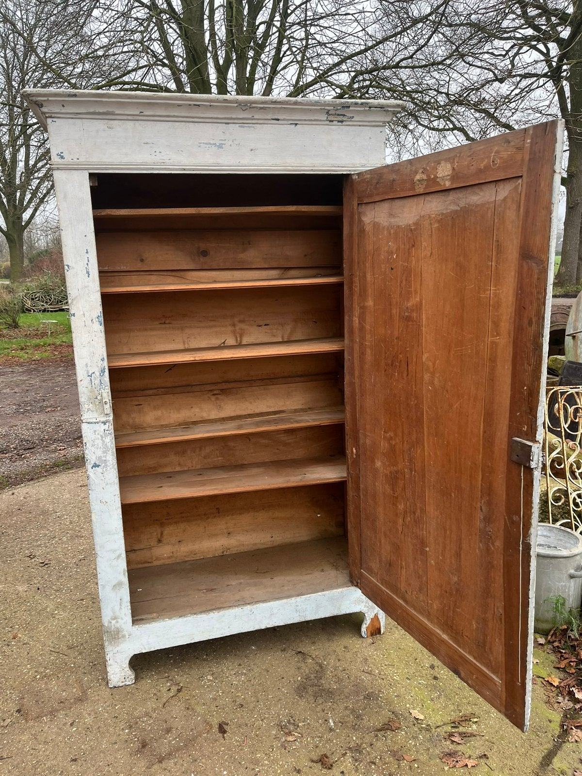 Oude eendeurskast of oude brocante kast tweedelig verticaal, Ophalen