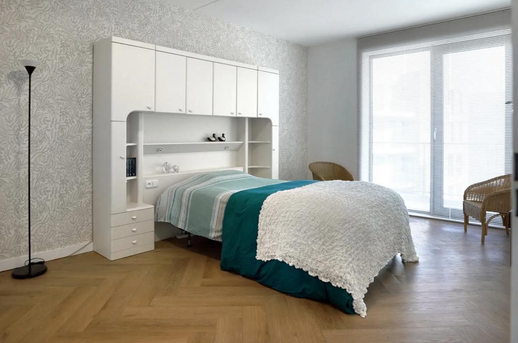 VINTAGE wit BRUGKAST bed kast OMBOUW slaapkamer 240x205x40, Ophalen, Gebruikt