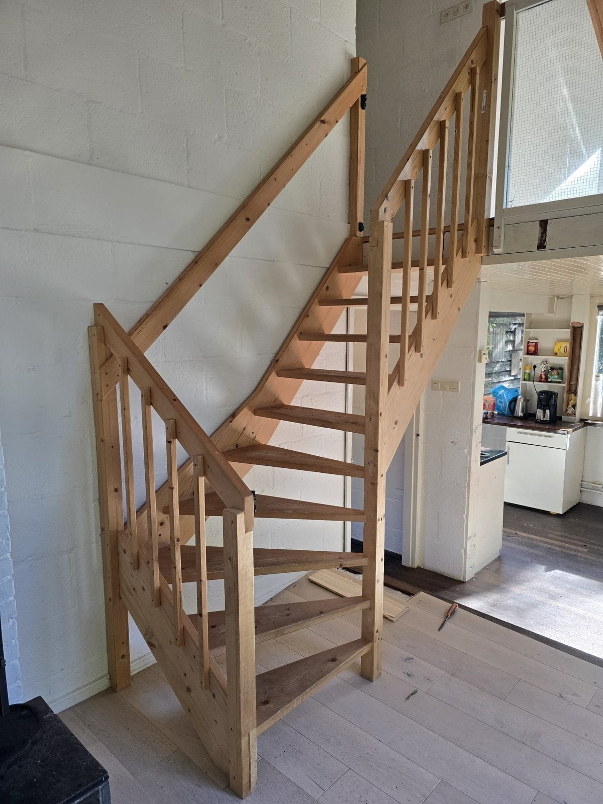 Mooie houten spiltrap / kwartslagtrap (compleet met leuning), Ophalen, Zo goed als nieuw, 2 tot 4 meter
