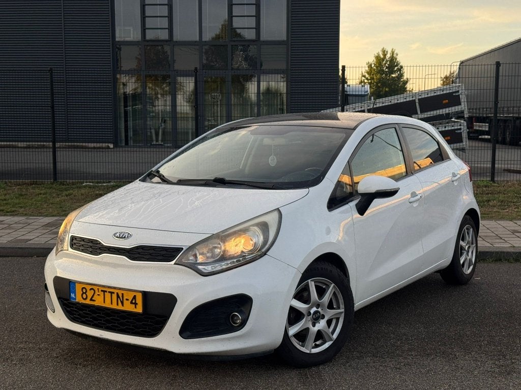Kia Rio 1.2 CVVT Super Pack bj. 2012- 184.000 km, Auto's, 40 €/maand, Zwart, 4 cilinders, Wit
