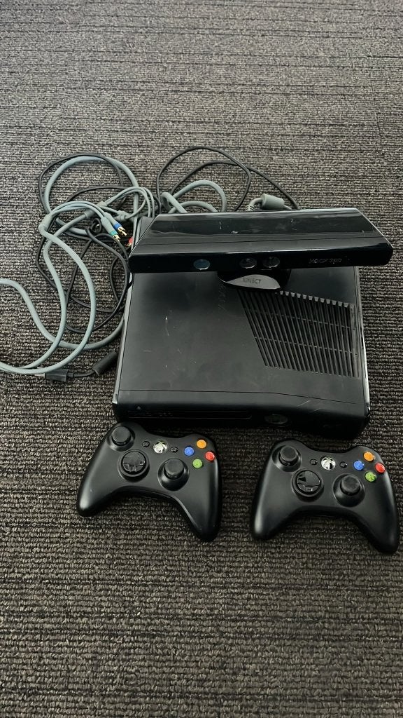 Xbox 360 S met Kinect en 2 controllers, Met kinect, 320 GB, Met 2 controllers, Ophalen of Verzenden